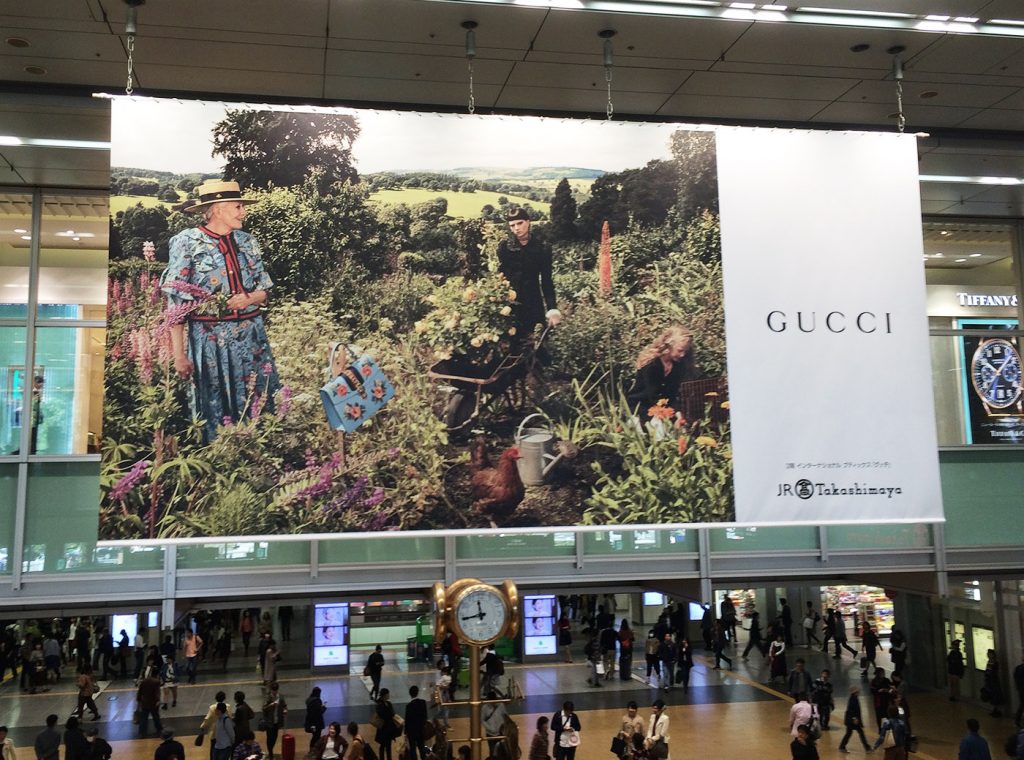 Gucci 名古屋駅 金の時計 巨大広告 オルタナクリエイツ 広告写真撮影 動画撮影 デザイン カメラ講座 コンサル 名古屋 Alterna Creates