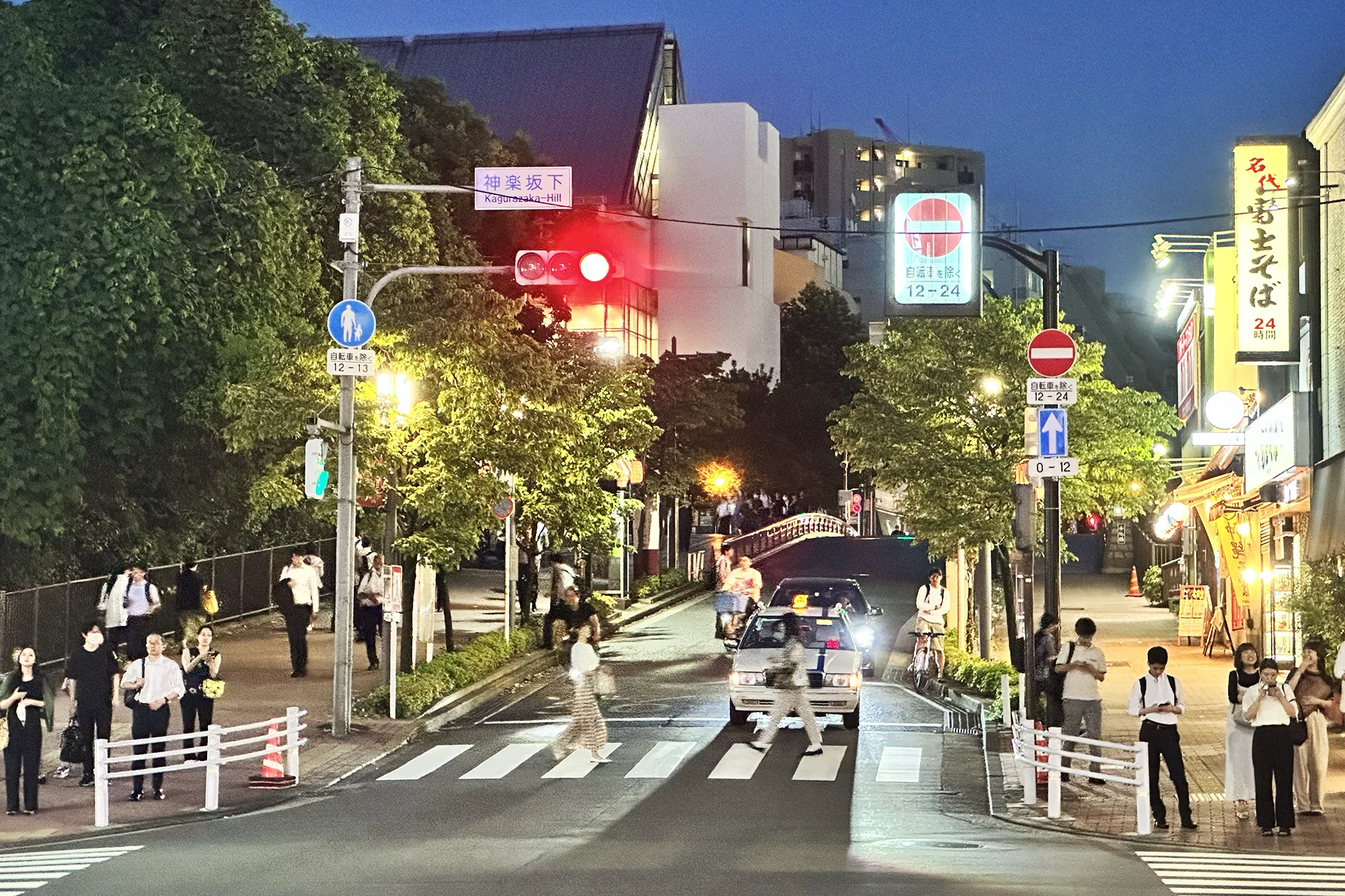 神楽坂通りの一方通行